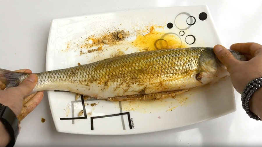 مزه دار کردن ماهی، از مراحل طرز تهیه ماهی شکم پر
